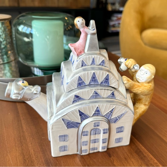 Omnibus King Kong New York Ceramic Tea Pot - Picture 10 of 15